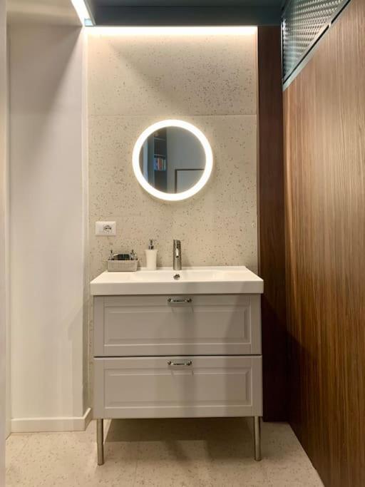 Lovely Studio Flat In Bocconi Milan Bagian luar foto