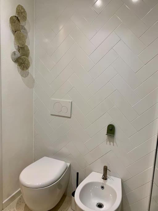 Lovely Studio Flat In Bocconi Milan Bagian luar foto